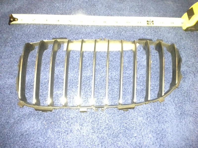 054 oem driver side grill, with out chrome 328/335/m3