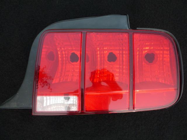 Taillight (lens & housing) assembly genuine ford product (2005-2009) r/h side r