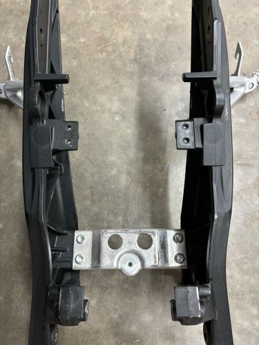 06-07 suzuki gsxr600 oem left right rear subframe rail back passenger foot pegs