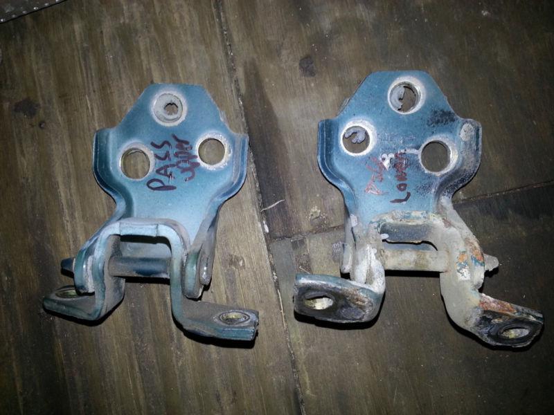 95-01 geo metro hatchback passenger side door hinges    top & bottom set