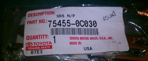 Toyota sr5 emblem oem toyota part# 75455-0c030.