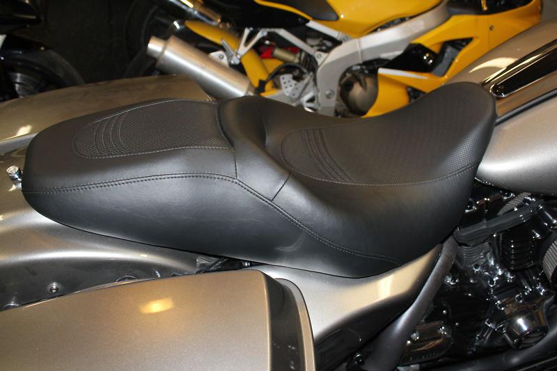 Harley davidson street glide 2009 and newer stock seat like new 