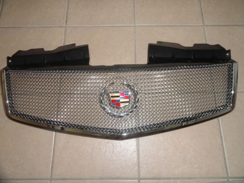 Cadillac gm oem 15147586 grille~used but looks perfect~in original box!