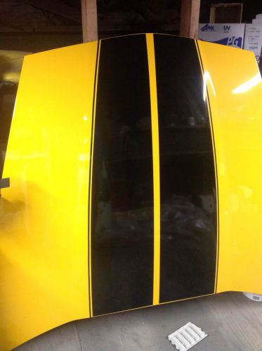Chevrolet corvette c6 05-13  oem yellow / black hood