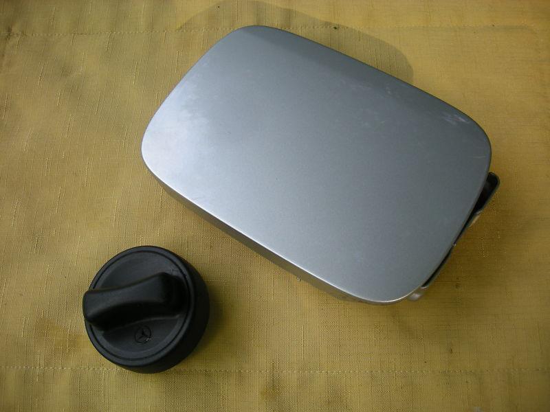 Mercedes-benz gas cap & door fits 1998 clk 320 hardtop body type w208